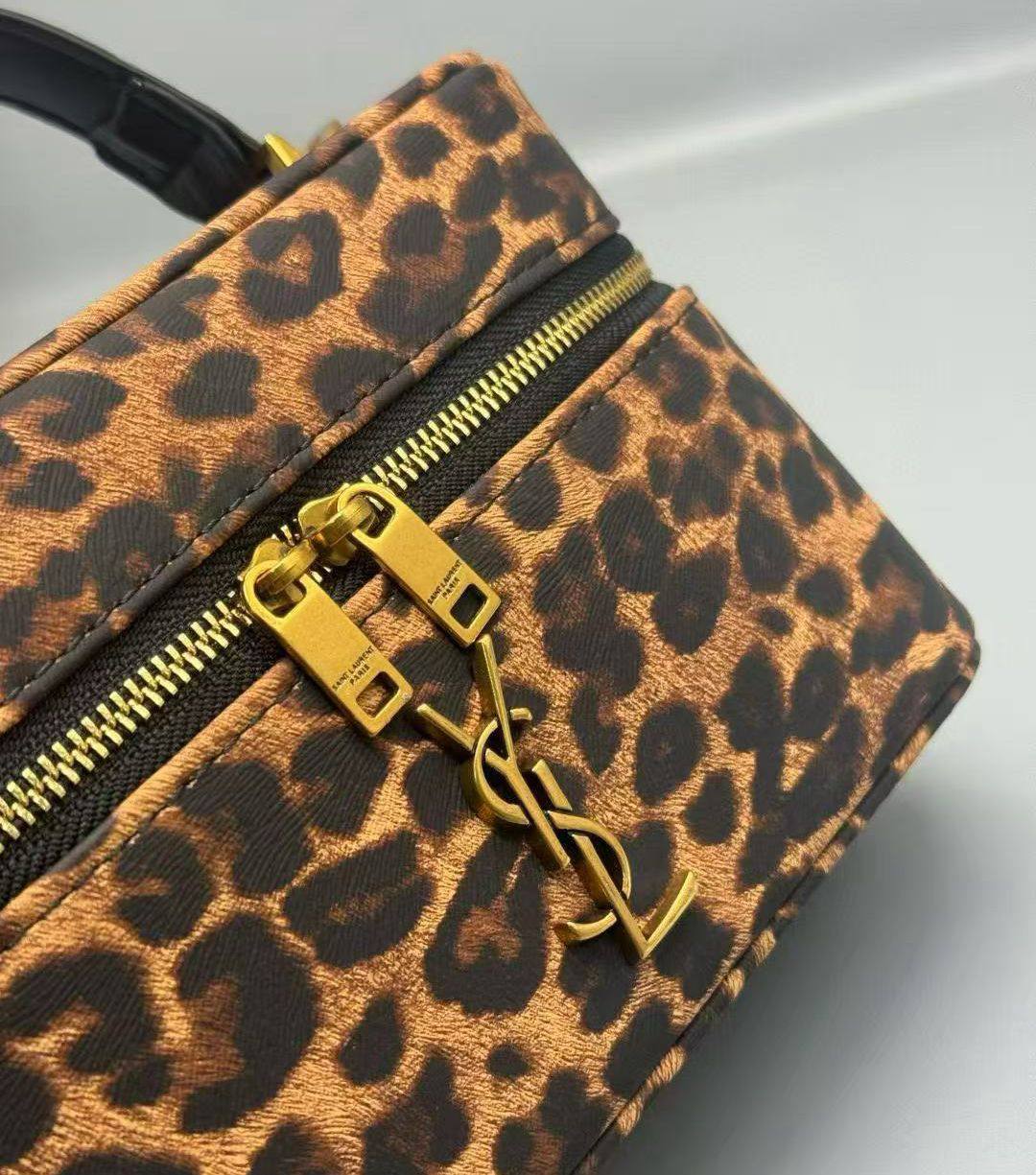 YSL 
COPY ONE 

WITH BOX 🎁🎁🎁

130 dhs✅

Zain39
♥️♥️♥️