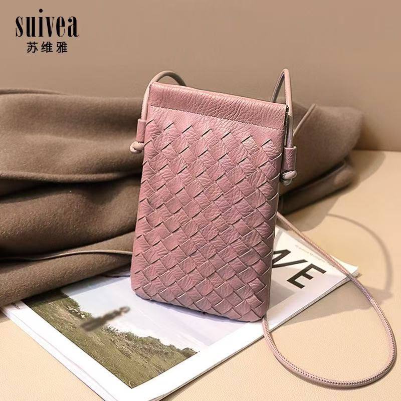 BOTTEGA 
Mobile holding bags
60 dhs💓
size 14*21cm

Zain161
♥️♥️♥️