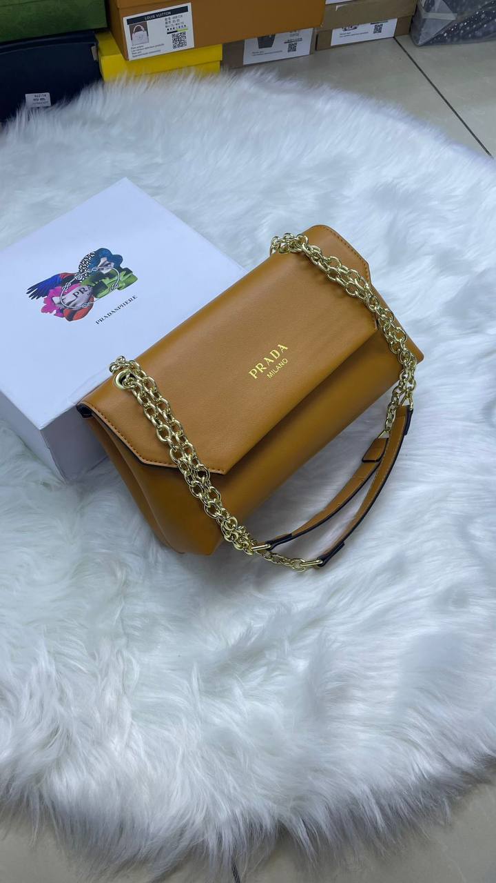 Prada 

110 dhs✅

with box🎁

Zain72
♥️♥️♥️