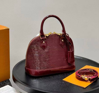 LV
GOOD QUALITY 
WITH BOX 
🎁🎁🎁

100 dhs✅

Zain295
♥️♥️♥️