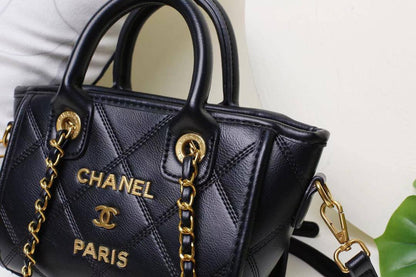Chanel 
95 dhs✅
size 20×10×15cm

Zain213
♥️♥️♥️