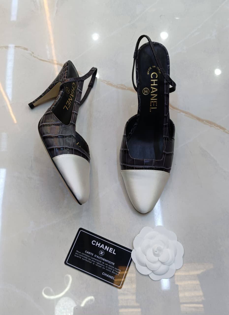 Chanel 
*High quality*❤️
*size: 36 to 42*❤️
410 dhs✅✅

Zain119
♥️♥️♥️