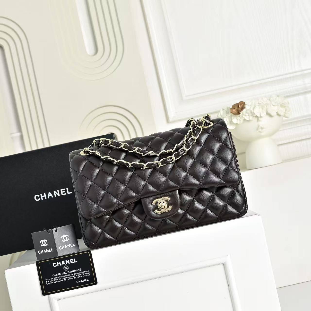 Chanel 
110 dhs🇦🇪🇦🇪
with box
Size 25×7×15cm

Zain42
♥️♥️♥️