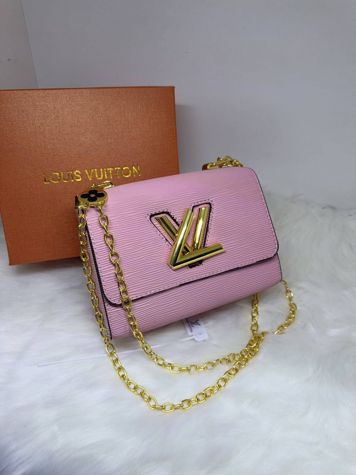 LV
95 dhs🗽

with box
🎁🎁🎁

Zain38
♥️♥️♥️