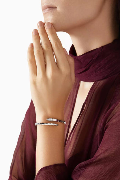 BVLGARI 
Bangle 🦋 
Master quality 💯
With normal boxes 🗃️ 
 85 dhs🇦🇪🇦🇪


With master box 📦 
125 dhs🇦🇪🇦🇪

Zain216
♥️♥️♥️