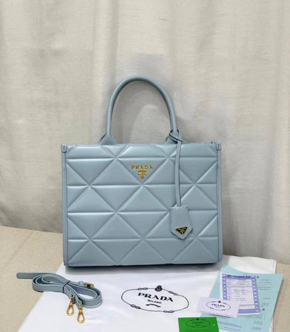Prada

110 dhs🪙🌨️ 

high quality 36cm

Zain26
♥️♥️♥️