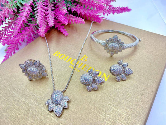 BOUCHRON SET 
Master 💫✨
NECKLACE BRACELET EARRINGS RING 
210 DHS💓
WITH BOX AND PAPER BAG🎁🛍️

Zain89
♥️♥️♥️