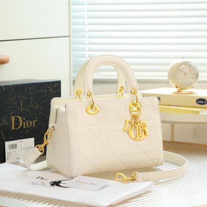 Dior
Best quality
With box’s
🎁🎁🎁

115 dhs🇦🇪
size 24cm

Zain158
♥️♥️♥️