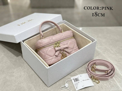 Dior ᴠᴀɴɪᴛʏ ᴛᴏᴘ ʜᴀɴᴅʟᴇ
ʀᴇᴍᴏᴠᴀʙʟᴇ sᴛʀᴀᴘ
ᴅᴇᴄᴏʀᴀᴛɪᴠᴇ ʙᴏᴡ/ᴍᴇᴛᴀʟ ᴅɪᴏʀ
ᴡɪᴛʜʙᴏx
ʟᴀᴍʙsᴋɪɴ ᴍᴀᴛᴇʀɪᴀʟ
sɪᴢᴇ:18ᴄᴍ
120 dhs✅

Zain56
♥️♥️♥️
