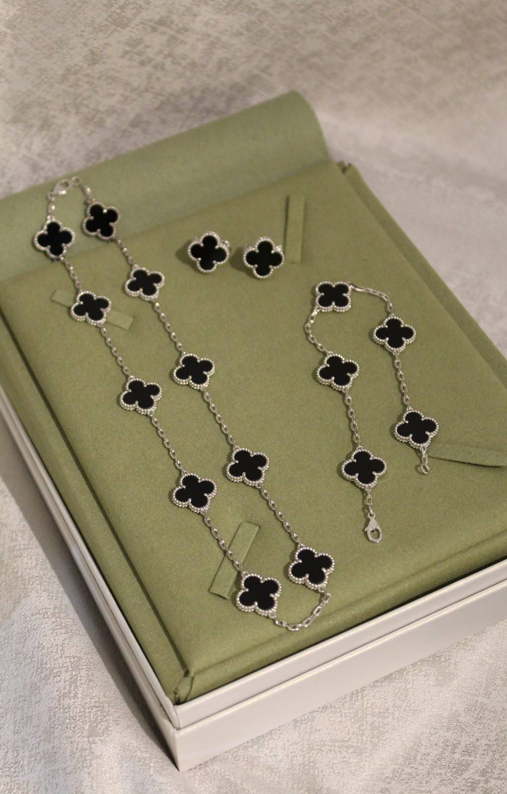 VanCleef & Arpels 💚 -PriceUpdate-
Magic Alhambra Full Set
⁠Necklace 10 Motifs 105Ð
⁠Bracelet 5 Motifs  75Ð
⁠Earings 1 Motif  55Ð
18K gold plated
 Master Quality 
Full Set
 335 dhs🇦🇪with Normal Box
 400 dhs🇦🇪 with Orignal Box
Zain209
♥️♥️♥️