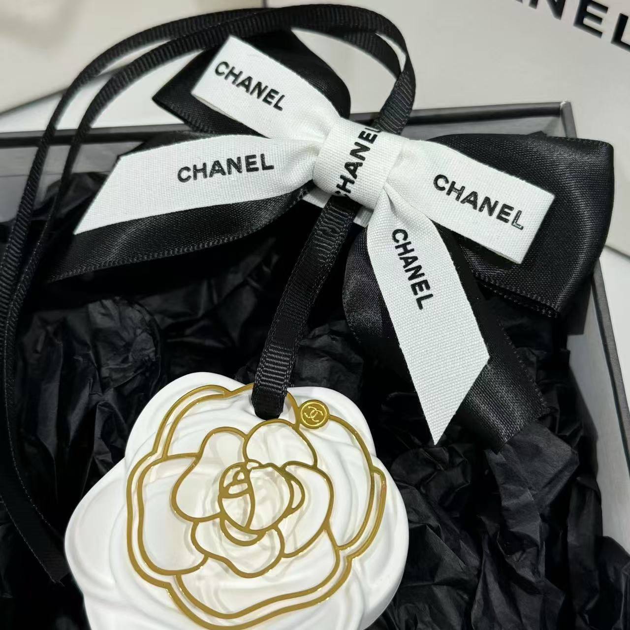 New arrival 
Chanel / Mercedes Benz car accessory with fragrance spray stone 
40 dhs✅

Zain243
♥️♥️♥️