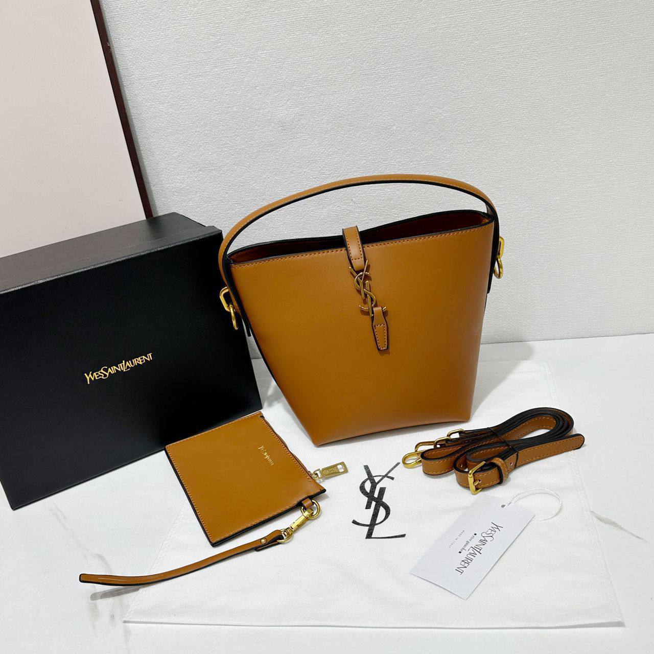 YSL
95 dhs💓

with box
🎁🎁🎁

size 25×13×19cm

Zain42
♥️♥️♥️