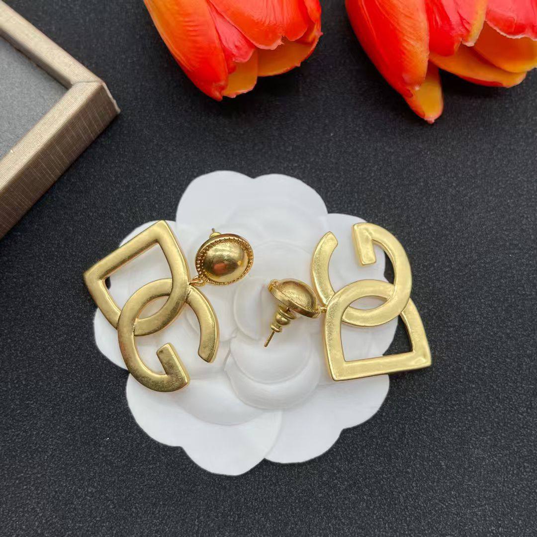 D&G 💥*
Earring ❤️‍🔥
Master quality 💯
With normal boxes 📦 
And paper bag 🛍️
*Small size 40 dhs🪙💕
*Medium size 50 dhs🪙💕
*Big size  60 dhs🪙💕

Zain216
♥️♥️♥️