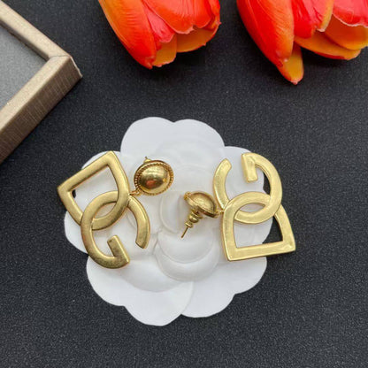 D&G 💥*
Earring ❤️‍🔥
Master quality 💯
With normal boxes 📦 
And paper bag 🛍️
*Small size 40 dhs🪙💕
*Medium size 50 dhs🪙💕
*Big size  60 dhs🪙💕

Zain216
♥️♥️♥️