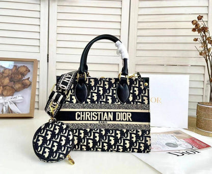 Dior 

Good Quality

With Box 🎁🎁🎁

110 dhs🇦🇪

Zain250
♥️♥️♥️