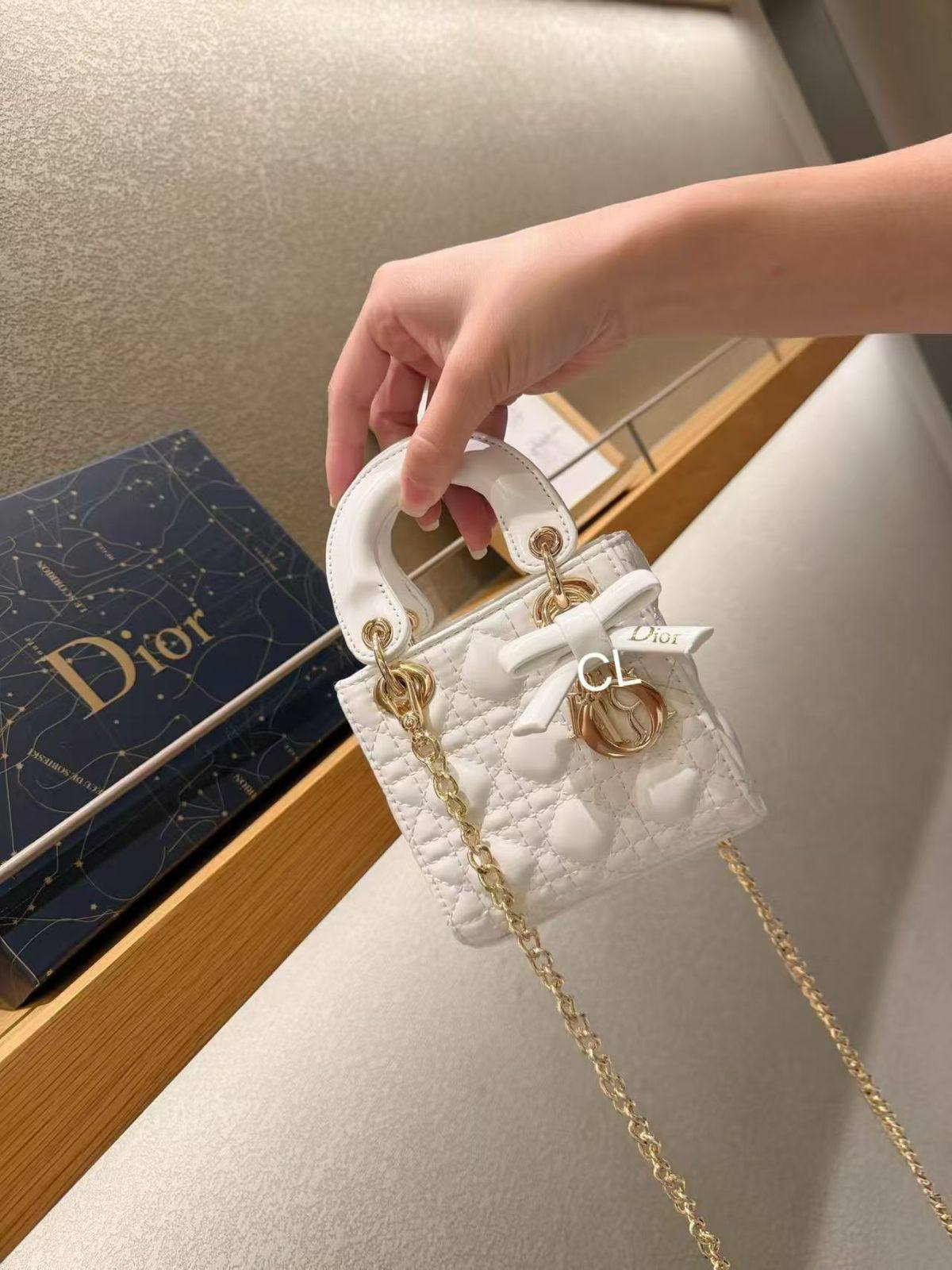 Dior
with box
130 dhs✅

Zain143
🌺🌺🌺