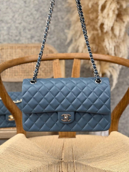CHANEL
25cm
370 dhs✅
Top quality 
With box🎁

Zain167
♥️♥️♥️