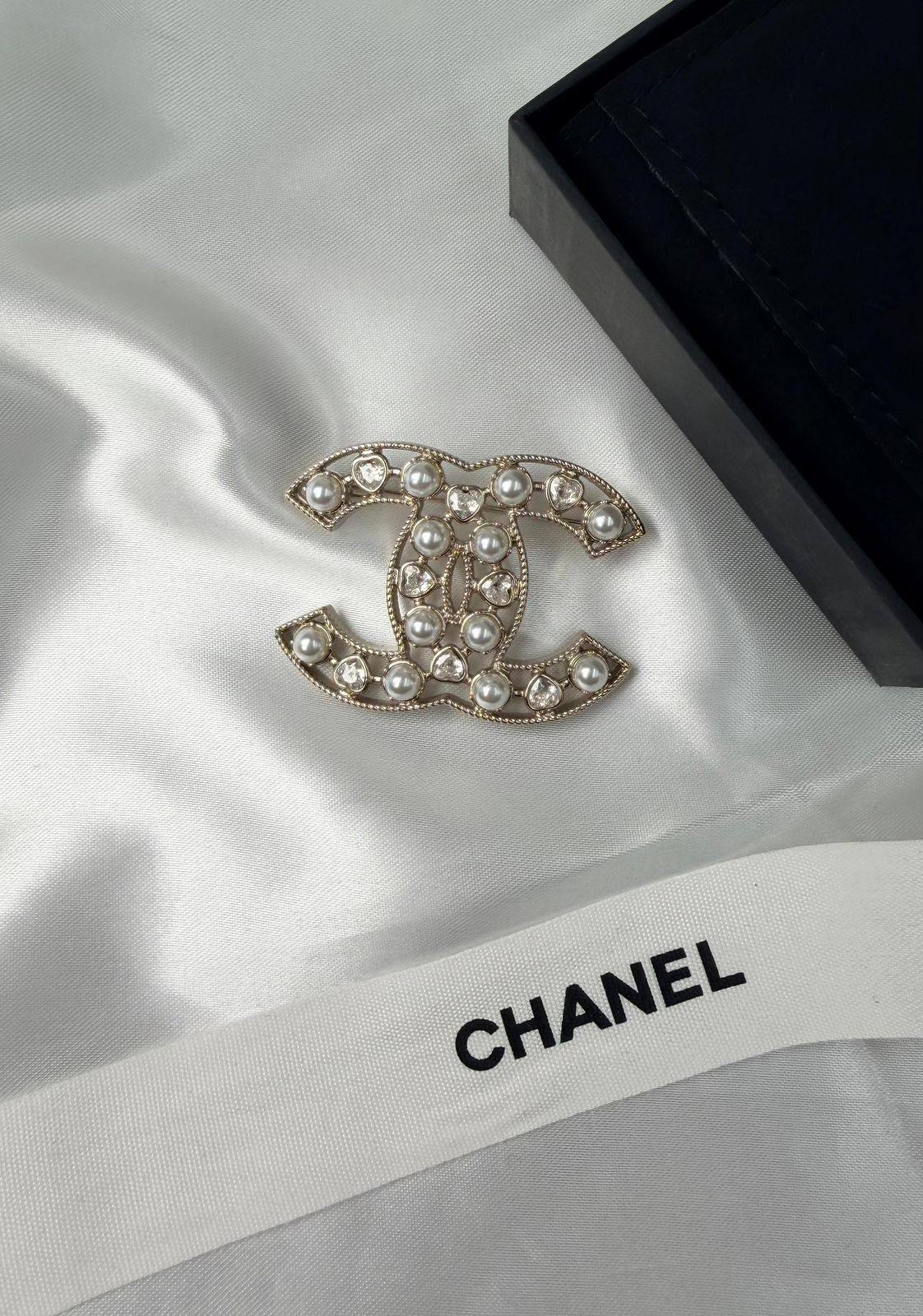 *CHANEL*  🤍

🆕🎉🥳🎊🆕
* BROOCH, Clip , Pin
* Gold-Finish Metal (Gold Plated)

* ⁠↗️ *Super Master Quality ®️* 🫆

*75 dhs💚* with *Normal* Box & Bag
*95 dhs💚* with *Orignal* Packaging 🎁

Zain209
♥️♥️♥️