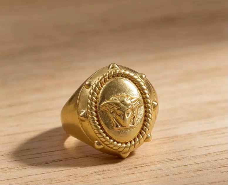 VERSACE ❤️‍🔥*
Ring 💍 
Free size 💥
Master quality 💯
With normal boxes 🗃️ 
45 dhs💓

Zain216
♥️♥️♥️