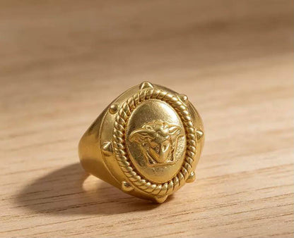 VERSACE ❤️‍🔥*
Ring 💍 
Free size 💥
Master quality 💯
With normal boxes 🗃️ 
45 dhs💓

Zain216
♥️♥️♥️
