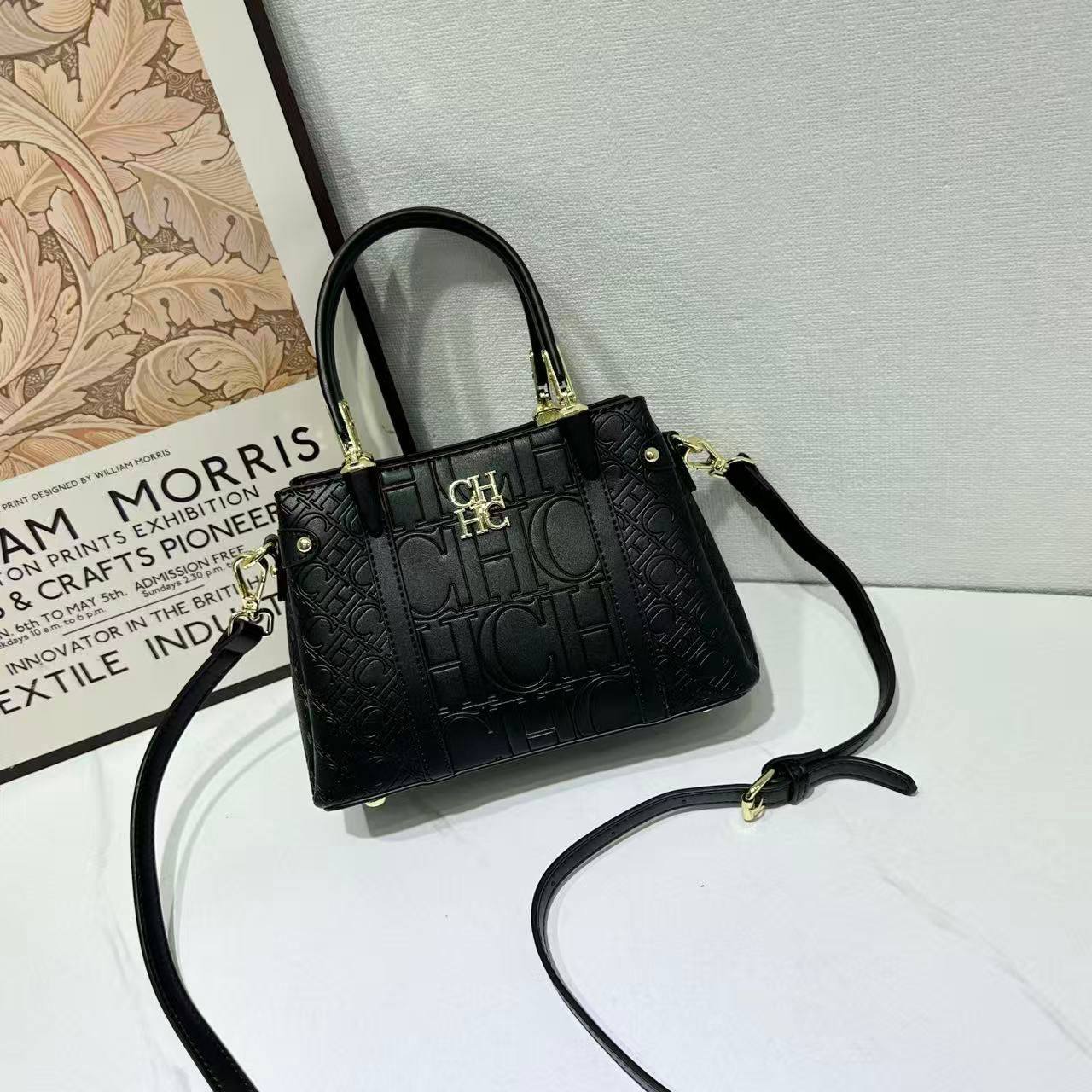 CH
100 dhs✅
size：22cm

Good-quality 

with box
🎁🎁🎁

Zain35
♥️♥️♥️