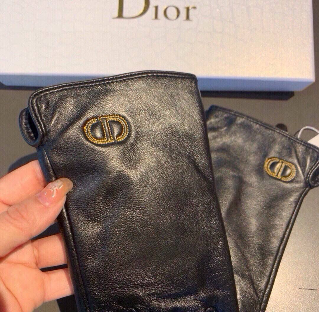 DIOR GlOVES

VVIP QUALITY

WITH ORRIGINAL BOX

320 dhs🇦🇪🇦🇪

Zain281
♥️♥️♥️