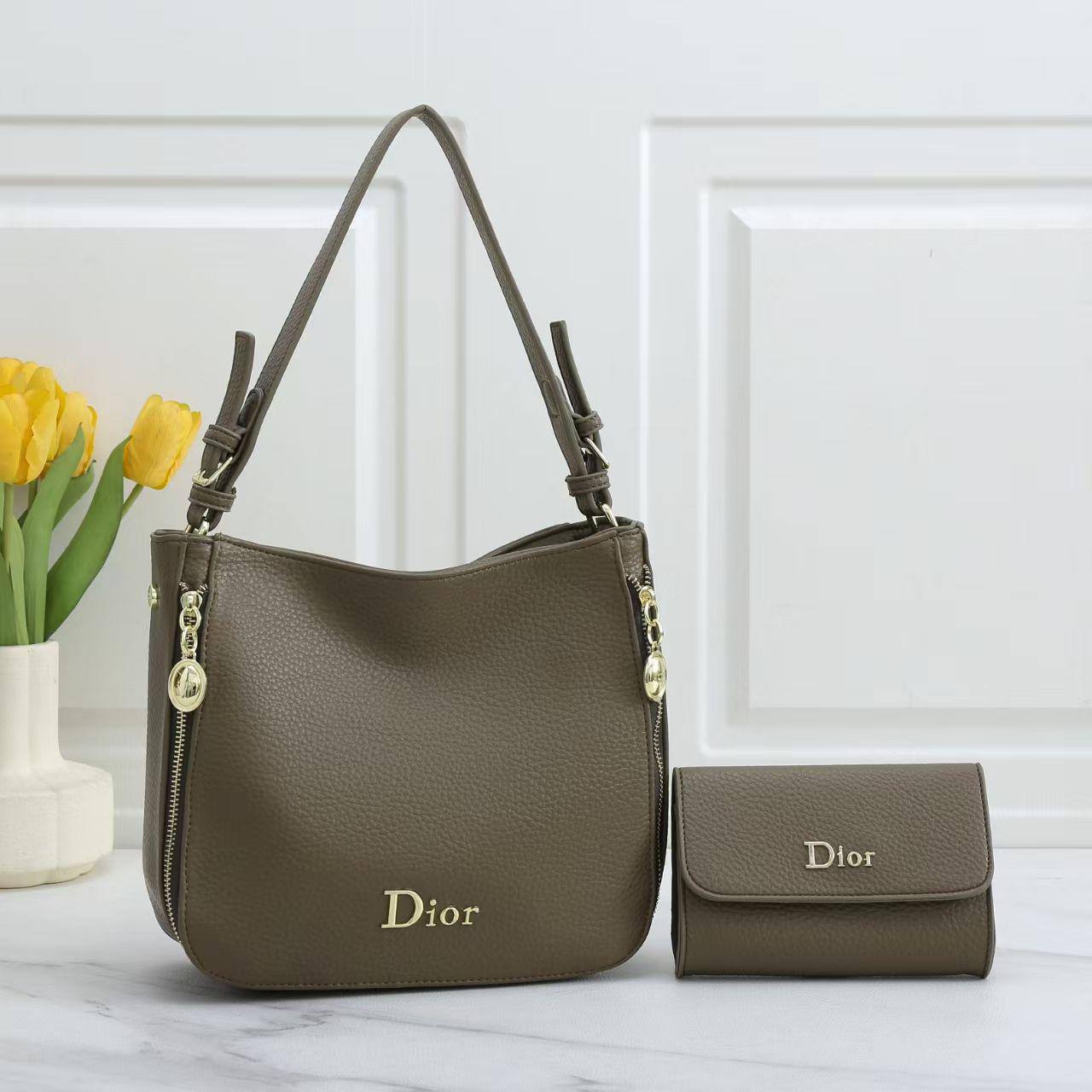 Dior  
2in1 
good quality 

110 dhs🌺

Zain278
♥️♥️♥️