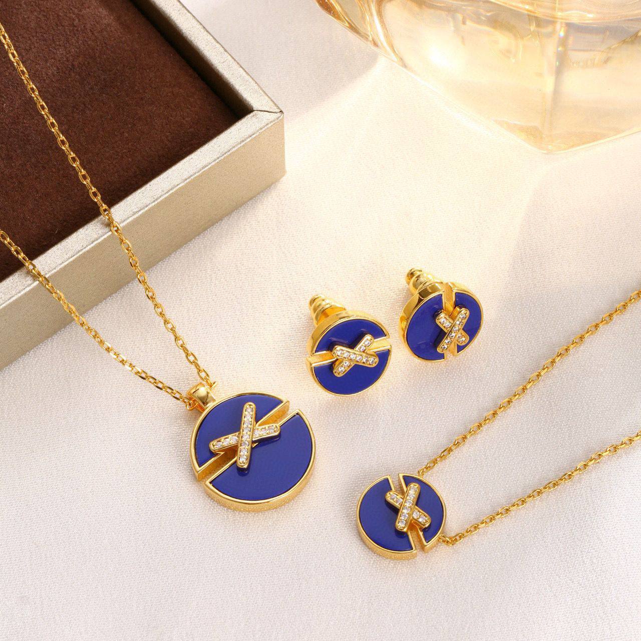 Choumet SET 
NECKLACE 
BRACELET 
EARRINGS 
130 DHS🪙🌨️

With BOX And Paper Bag
🎁🎁🎁

Zain89
♥️♥️♥️