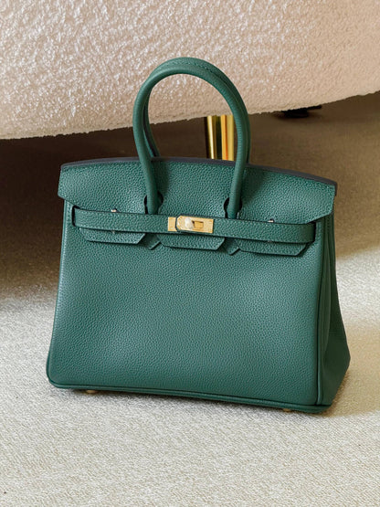 Hermes birkin 25cm💕master quality😍

with box❤️
🎁🎁🎁

400 dhs🪙🌨️

Zain52
♥️♥️♥️