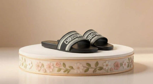 DIOR 
☘️ *SIZE  36  to 41 ☘️                                                                                                       
180 dhs🪙🌨️

Zain224
♥️♥️♥️