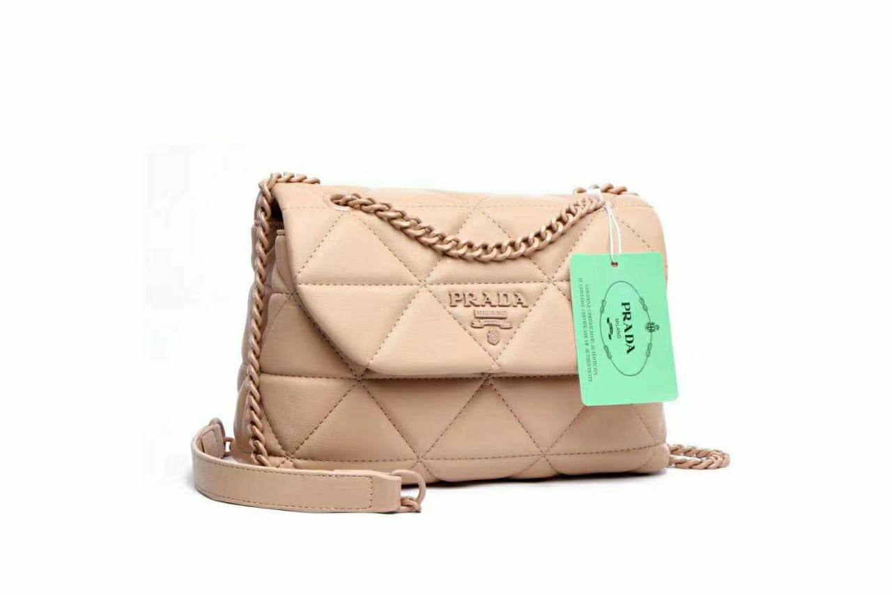 Prada
90 dhs💓 
high quality 24cm

Zain26
♥️♥️♥️