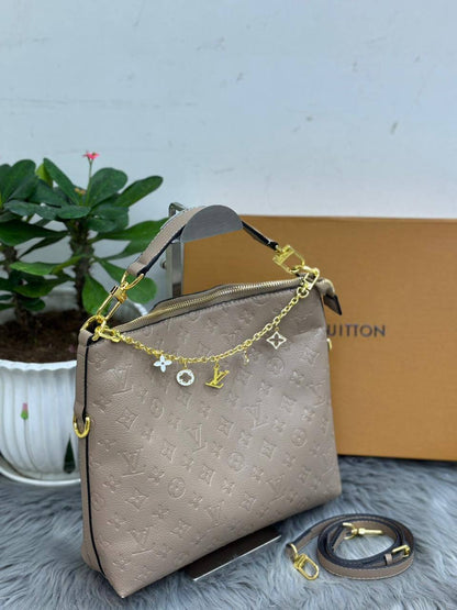 LV
SIZE………. 28CM
95 dhs✅

with BOX
🎁🎁🎁

Zain51
♥️♥️♥️
