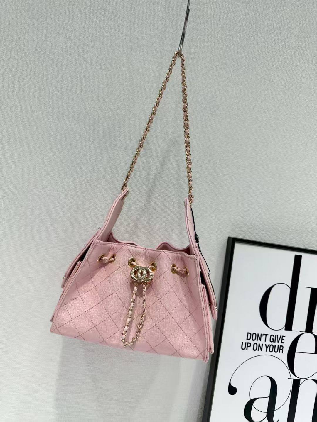 CHANEL

best quality 
with box

110 dhs🇦🇪🇦🇪

size22CM
Zain290
♥️♥️♥️