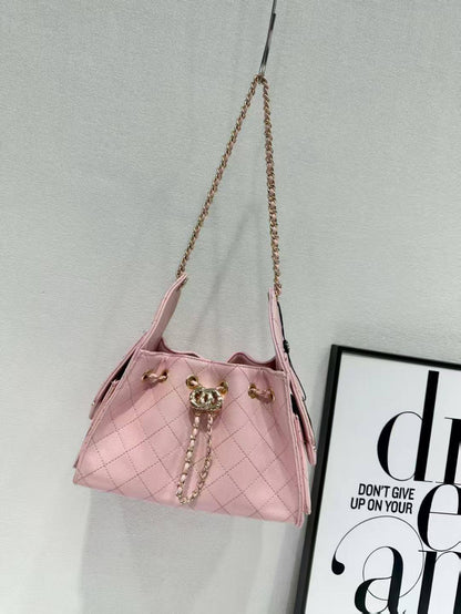 CHANEL

best quality 
with box

110 dhs🇦🇪🇦🇪

size22CM
Zain290
♥️♥️♥️