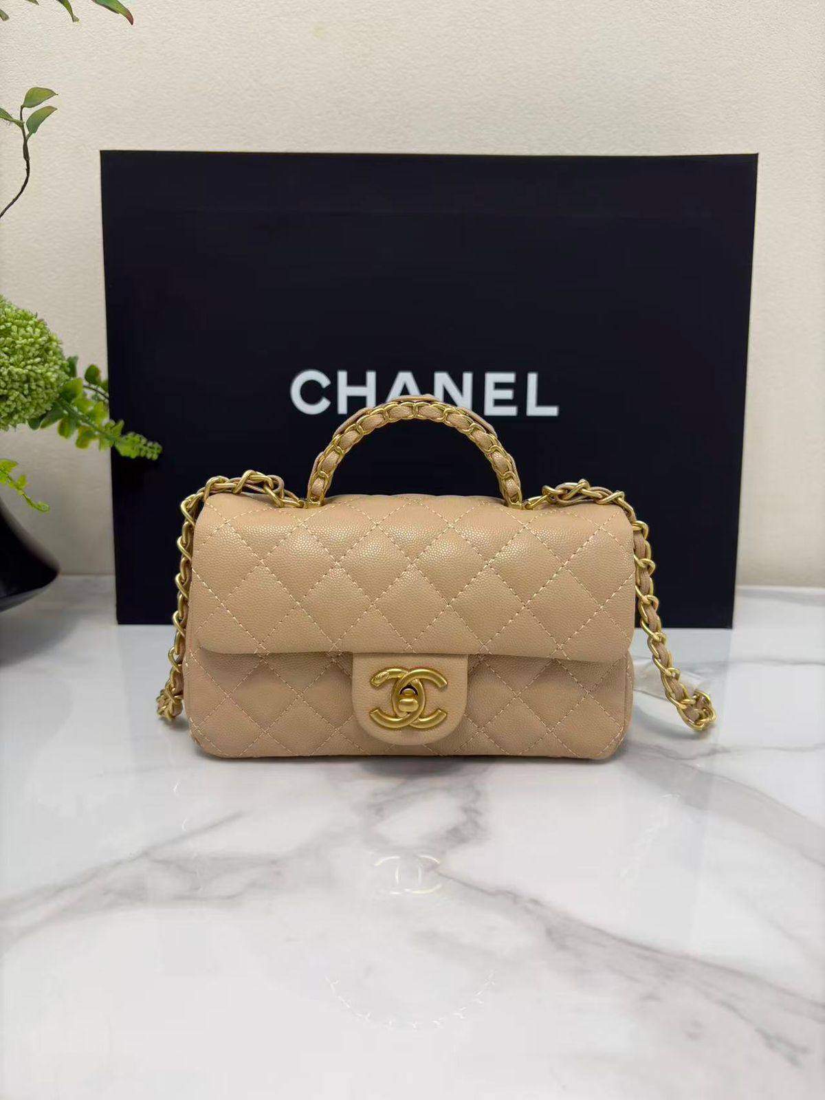Chanel Master
20cm🥰 

with Box 
🎁🎁🎁

260 dhs🗽

Zain228
♥️♥️♥️