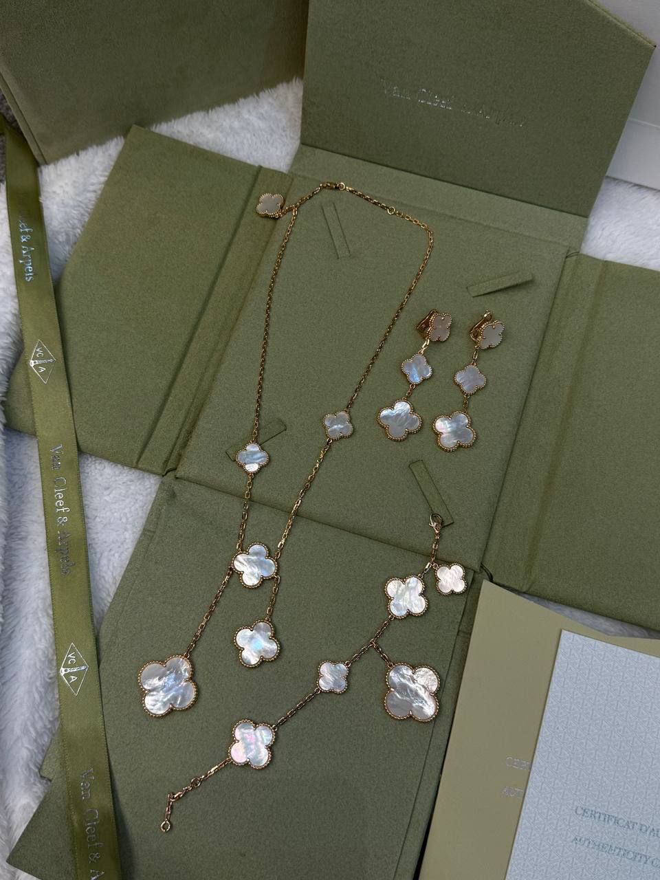 Vancleef Set
with normal box 🎁
320 dhs🪙🌨️

with original box 
🎁🎁🎁
400 dhs🪙🌨️

Zain209
♥️♥️♥️