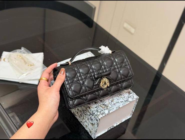 DIOR
My Dior Mini Bag
Master quality
21cm 

with box
🎁🎁🎁

280 dhs✅

Zain95
♥️♥️♥️