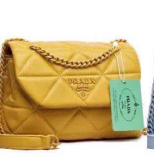 Prada

with box
🎁🎁🎁

95 dhs🪙

Zain143
♥️♥️♥️