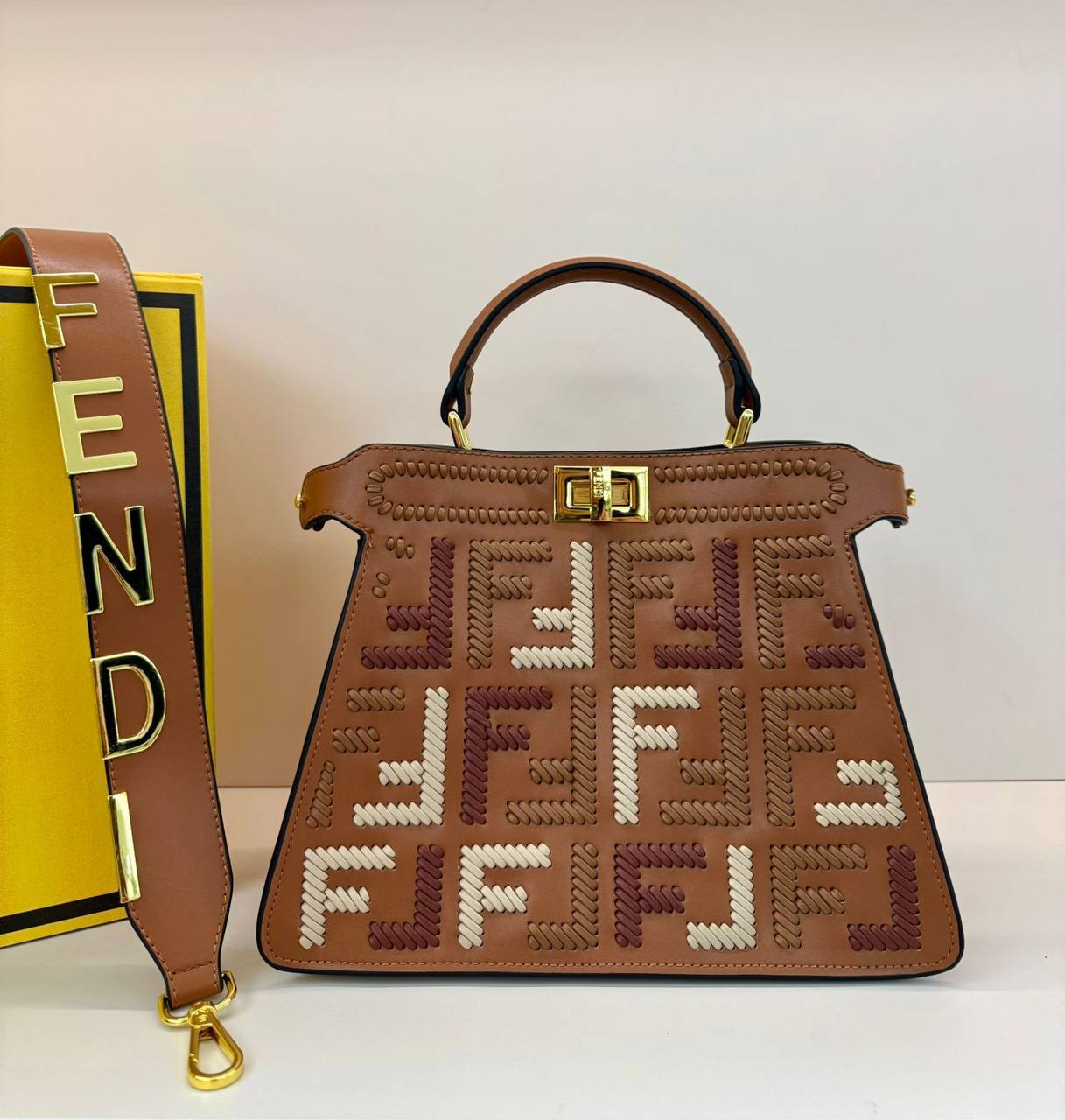 FENDI 
COPY ONE 
WITH BOX 
210 dhs✅

Zain39
♥️♥️♥️