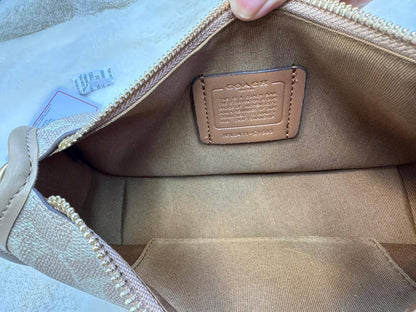 Coach Waverly Shoulder Bag
Size:23cm 
With box 📦 
95 dhs💓

Zain56
♥️♥️♥️