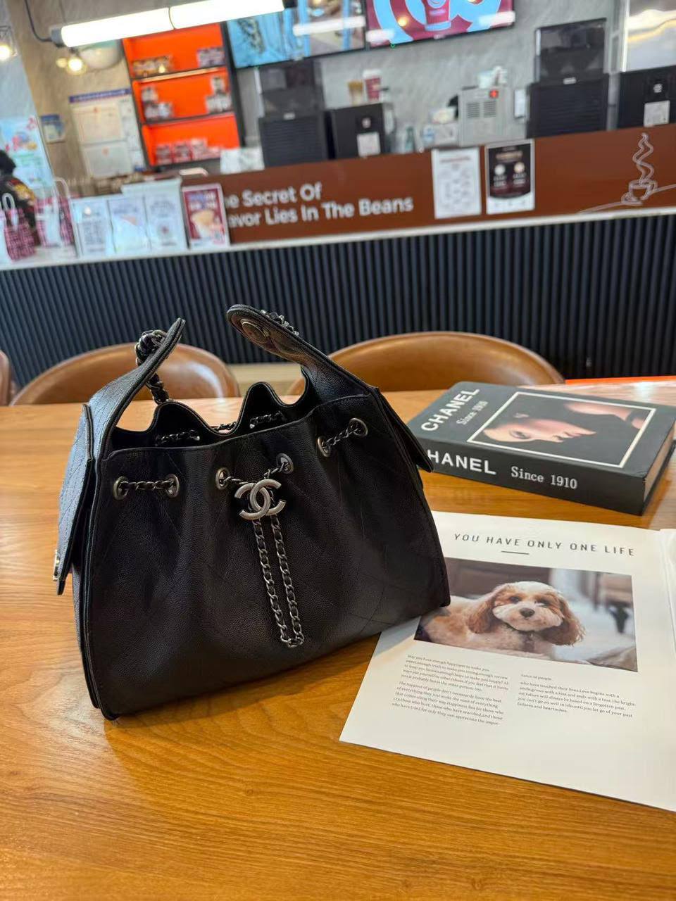 Chanel

 re stokes 
380 dhs🇦🇪🇦🇪

26cm
Zain228
♥️♥️♥️