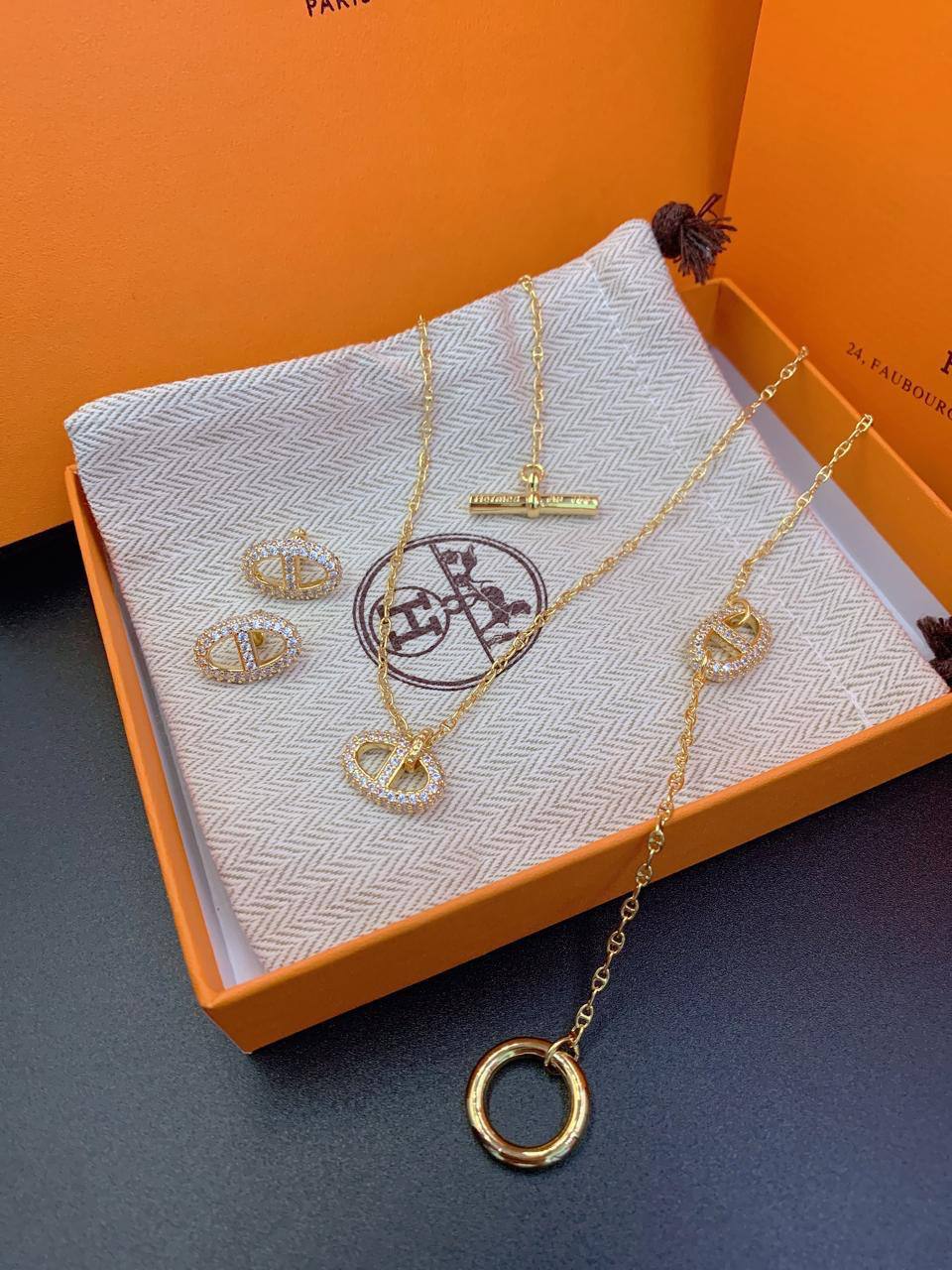 HERMES 
SET ✨💫
NECKLACE 
BRACELET 
EARRINGS
150 DHS🇦🇪🇦🇪
WITH BOX AND PAPER BAG🛍️🎁

Zain89
♥️♥️♥️