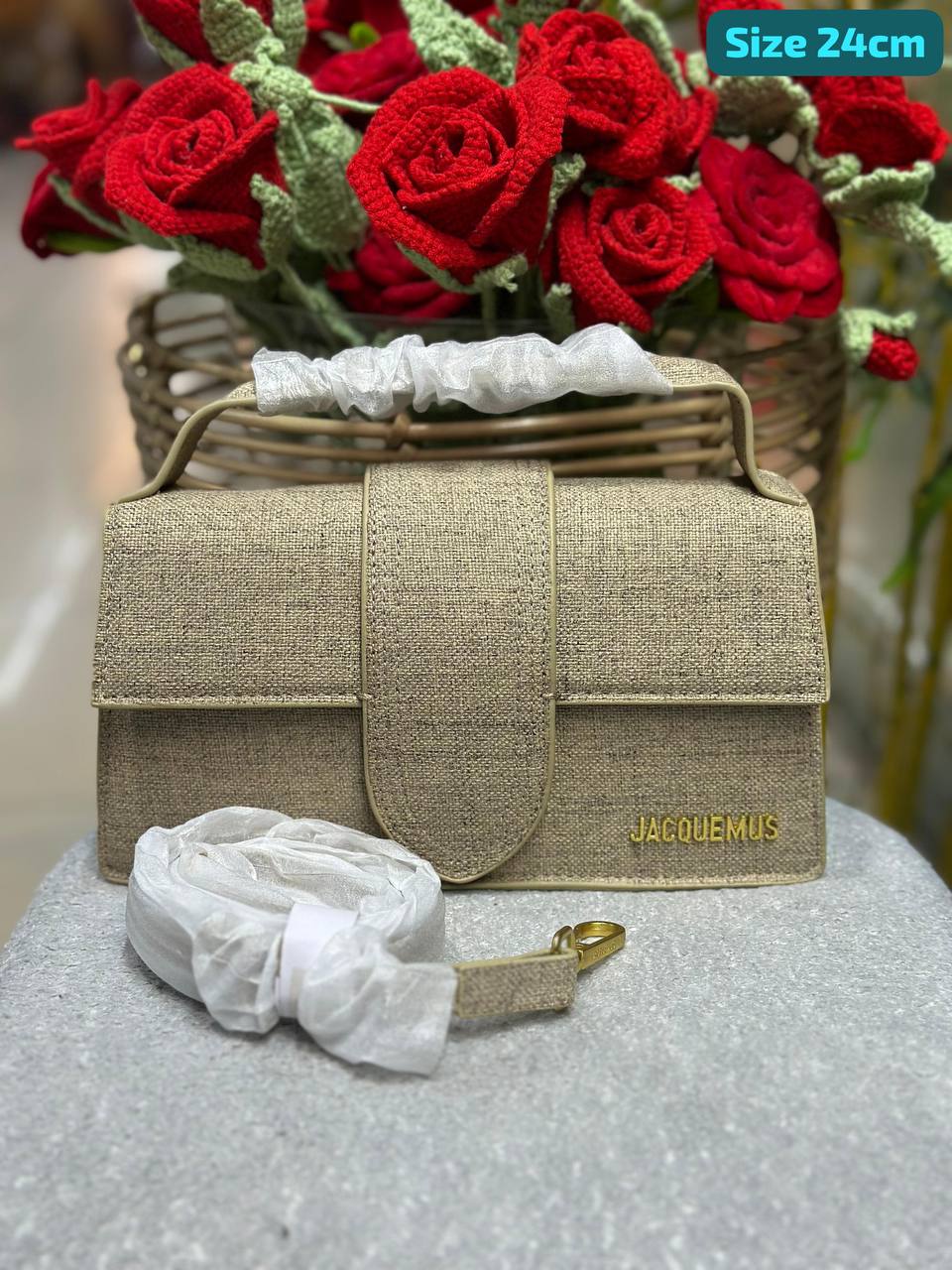 Jacquemus

Good quality 

with box 🎁🎁🎁

100 dhs🇦🇪

Zain186
♥️♥️♥️