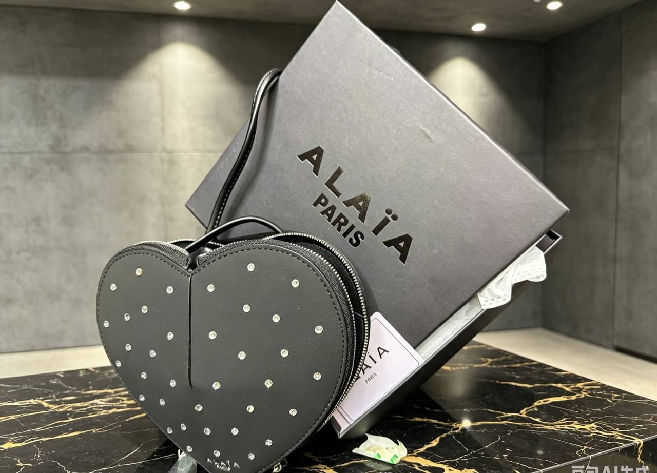 Alaia
100 dhs🇦🇪🇦🇪
Size:21*18
With box

Zain07
♥️♥️♥️