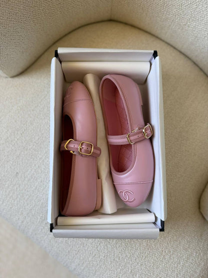 Chanel
𝑨𝑨𝑨 𝑸𝒖𝒂𝒍𝒊𝒕𝒚
𝑺𝒊𝒛𝒆 𝟑6 𝒕𝒐 𝟒2 
450 dhs✅

Zain81
♥️♥️♥️