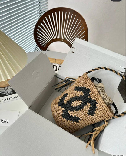 Chanel
85 dhs✅
Size 14*19

Zain07
♥️♥️♥️