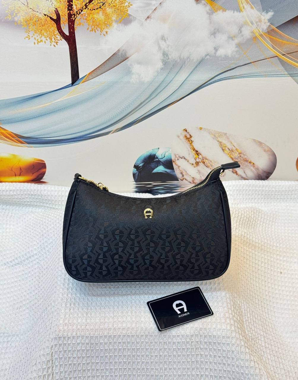AIGNER
Best quality with box
100 dhs💓
size 24CM

Zain290
♥️♥️♥️