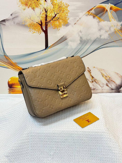 LV

Best quality

With box’s
🎁🎁🎁

115 dhs❤️
size 25cm

Zain158
♥️♥️♥️