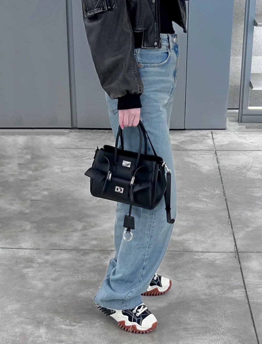 BALENCIAGA

 Bel Air small size copy one 
150 dhs❣️

Zain39
♥️♥️♥️