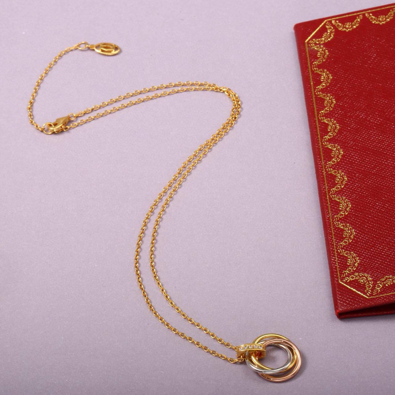 cartier🦋*
Necklace ❤️‍🔥
Earring❣️
Bracelet 🦋
Master quality 💯
With normal boxes 📦 
130 dhs🪙🖤
With master box 🗃️ 
170 dhs🪙🖤

Zain216
♥️♥️♥️